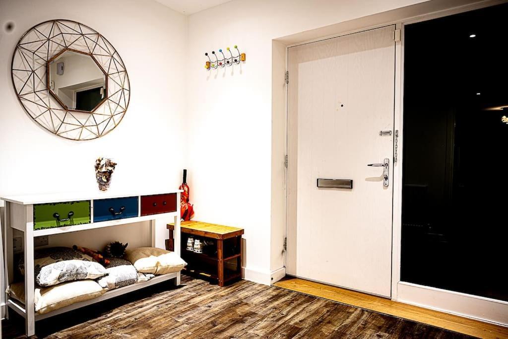 Exquisite Cozy House, Close To Train Station And Amenities Harold Wood Екстер'єр фото